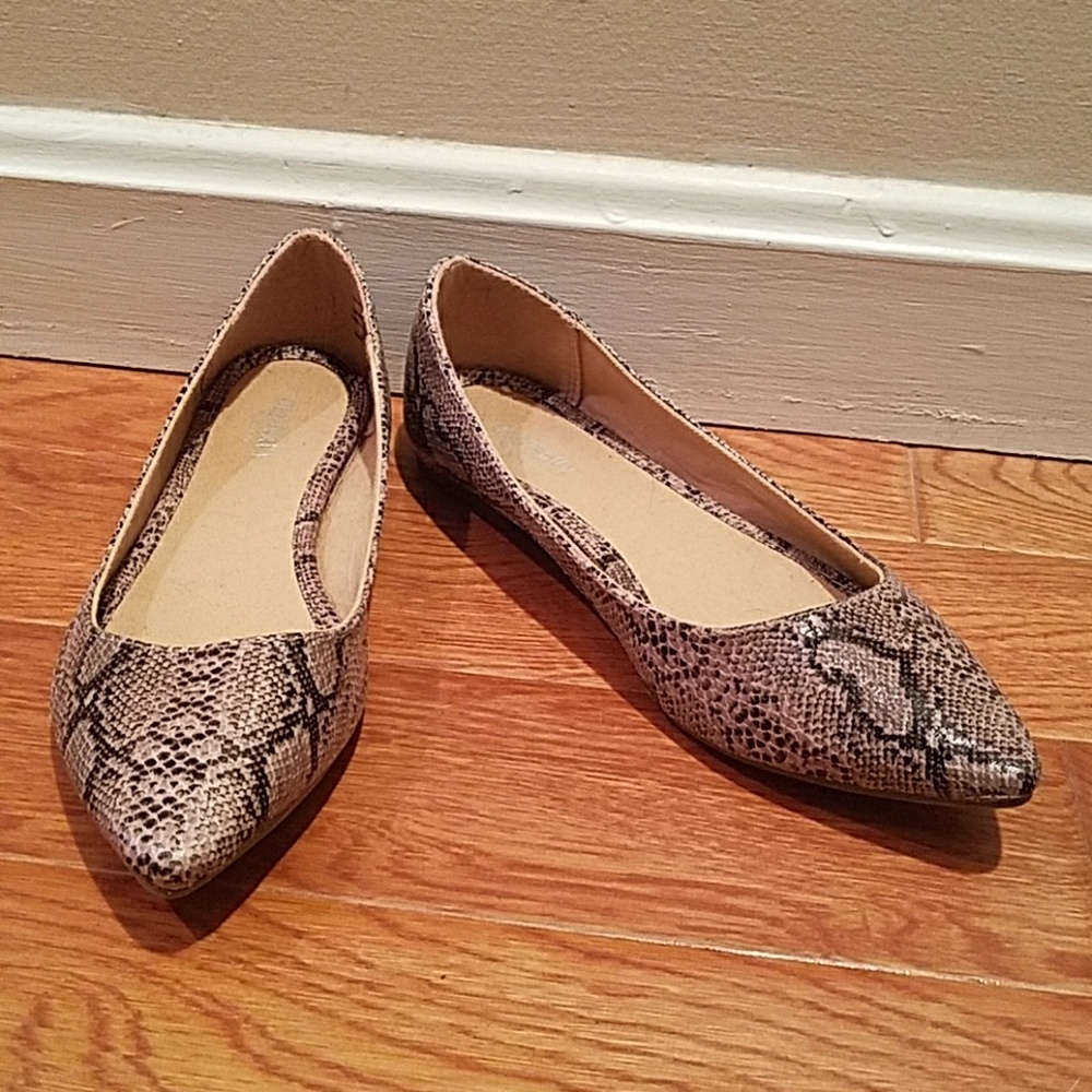 Snake print flats 《 size 6